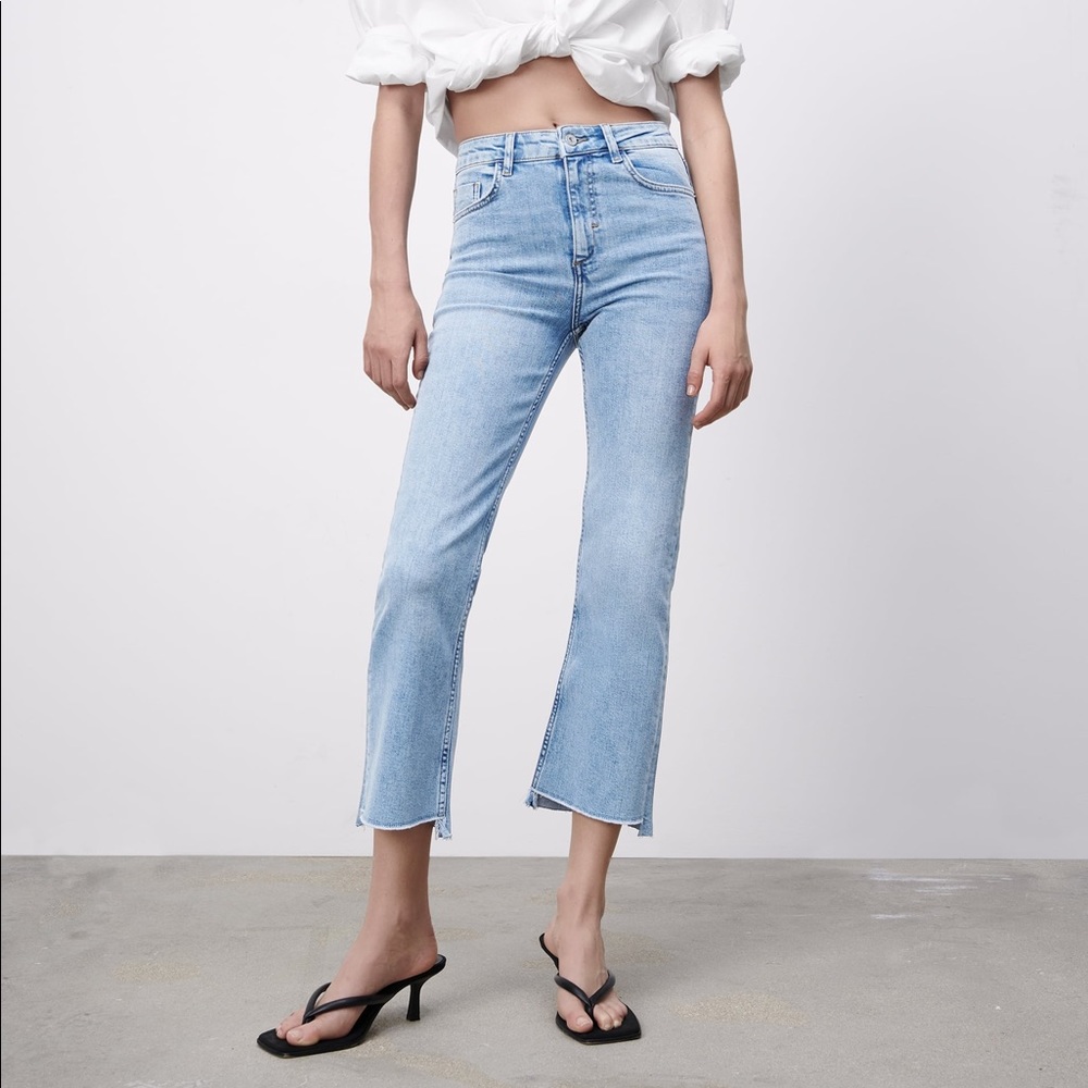 Z1975 ZARA HIGH RISE MINI FLARE JEANS
LIGHT BLUE - Size 4